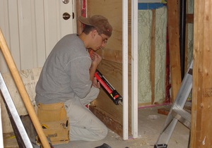 Советы специалистов, как правильно установить деревянную дверь в бане