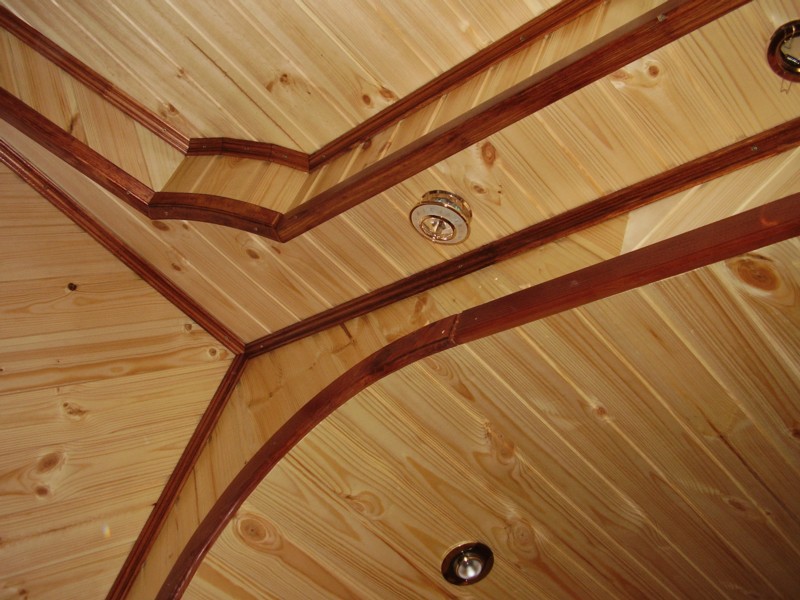 Дизайн потолка в блок хаусе