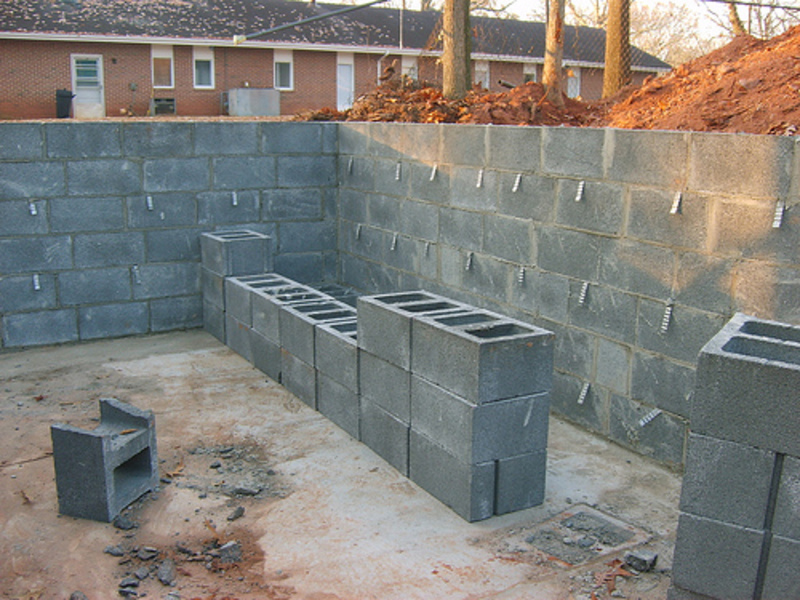 Строим стены бани - укладываем блоки как кирпич