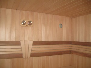 Деревянная кабинка сауны