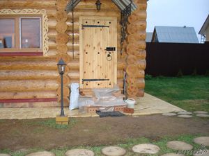 Баня с деревянными дверьми
